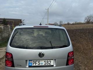 Volkswagen Touran foto 3