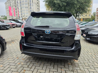 Toyota Prius v foto 2