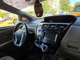 Toyota Prius v foto 7