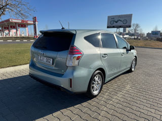 Toyota Prius v foto 4