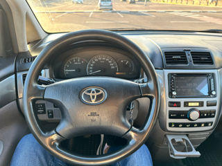 Toyota Avensis Verso foto 12