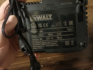 Зарядное устройство DeWalt DCB1104 foto 2