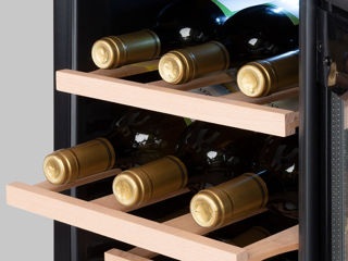 Vitrină de vinuri compact și eficient