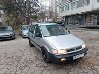 Mitsubishi Space Runner foto 4