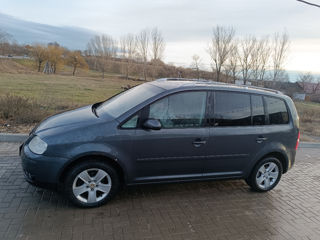 Volkswagen Touran foto 2