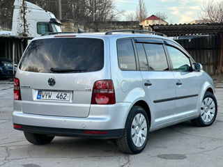 Volkswagen Touran foto 2