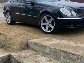 Mercedes E-Class foto 1