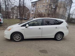 Toyota Prius v foto 4