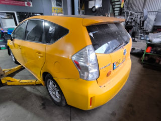 Toyota Prius v foto 4