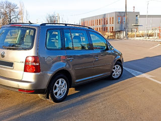 Volkswagen Touran foto 2