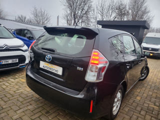 Toyota Prius v foto 5