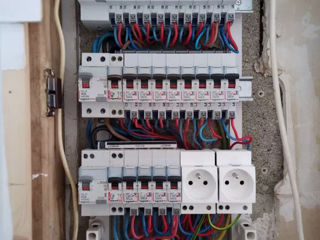 Ofer serviciu de electrician.