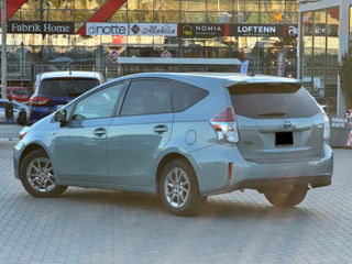 Toyota Prius v foto 3