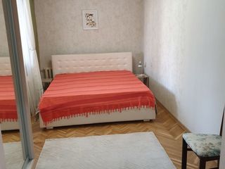 Apartament cu trei odăi cu reparație nou si mobila la comanda in centru pe strada Albisoara. foto 6