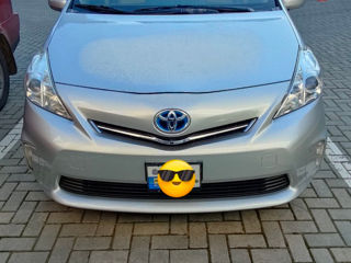 Toyota Prius v foto 3