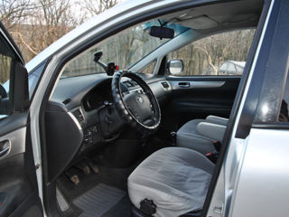 Toyota Avensis Verso foto 6