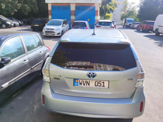 Toyota Prius v foto 4