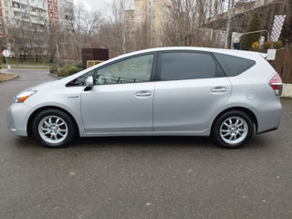 Toyota Prius v foto 3