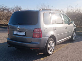 Volkswagen Touran foto 2