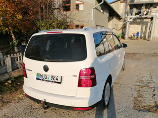 Volkswagen Touran foto 2