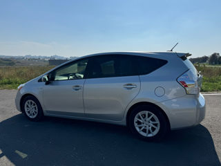 Toyota Prius v foto 3