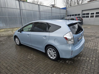 Toyota Prius v foto 5