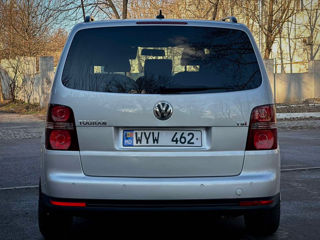 Volkswagen Touran foto 2