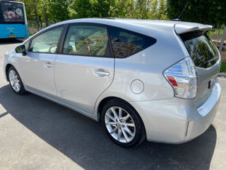 Toyota Prius v foto 5