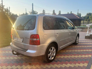 Volkswagen Touran foto 2