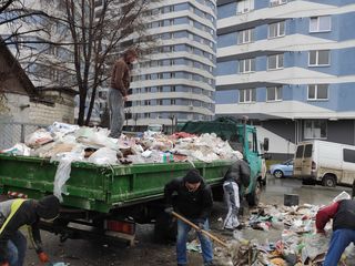 Вывоз мусора  Evacuarea gunoiului. Hamali foto 6