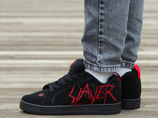 DC х Slayer Court Graffik Unisex foto 8