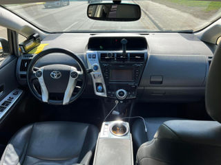 Toyota Prius v foto 6