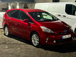 Toyota Prius v foto 10