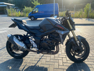 Suzuki GSR 750 foto 3