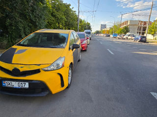 Toyota Prius v foto 3