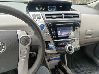 Toyota Prius v foto 6