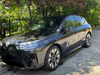 BMW iX foto 1