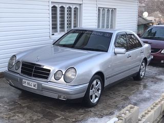 Mercedes E Class foto 2