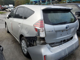 Toyota Prius v foto 7