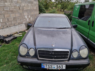 Mercedes E-Class foto 1