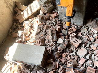 Наша команда предоставляет услуги по демонтажу стен и перегородок из различных материалов.
