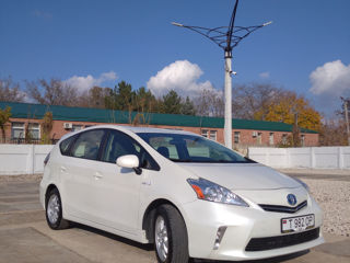 Toyota Prius v foto 4