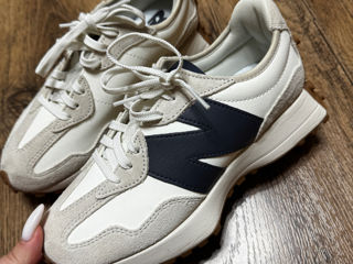 New Balance 327 trainers in off white/ navy