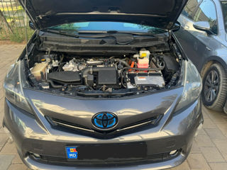 Toyota Prius v foto 5