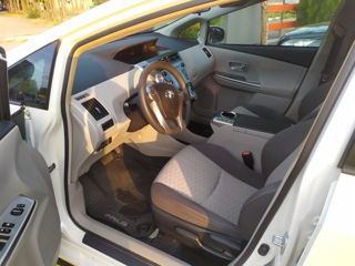 Toyota Prius v foto 4