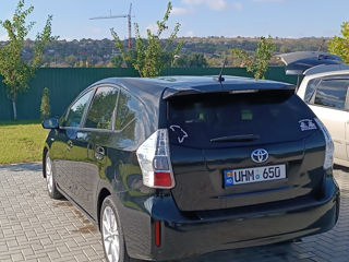 Toyota Prius v foto 6