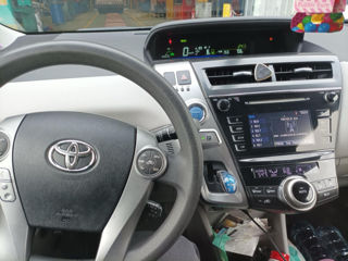 Toyota Prius v foto 6