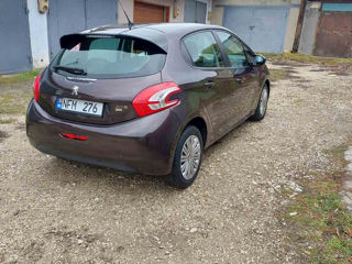 Peugeot 208 foto 2