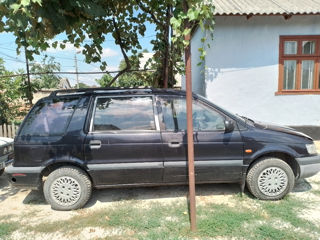 Mitsubishi Space Wagon foto 2