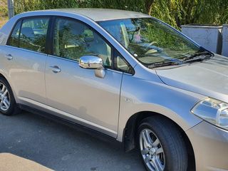 Nissan Tiida foto 1